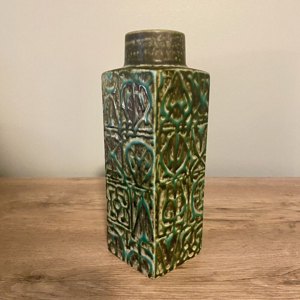 MID CENTURY MODERN NILS THORSSON ROYAL COPENHAGEN “BACA” SERIES VASE, 712/3259
